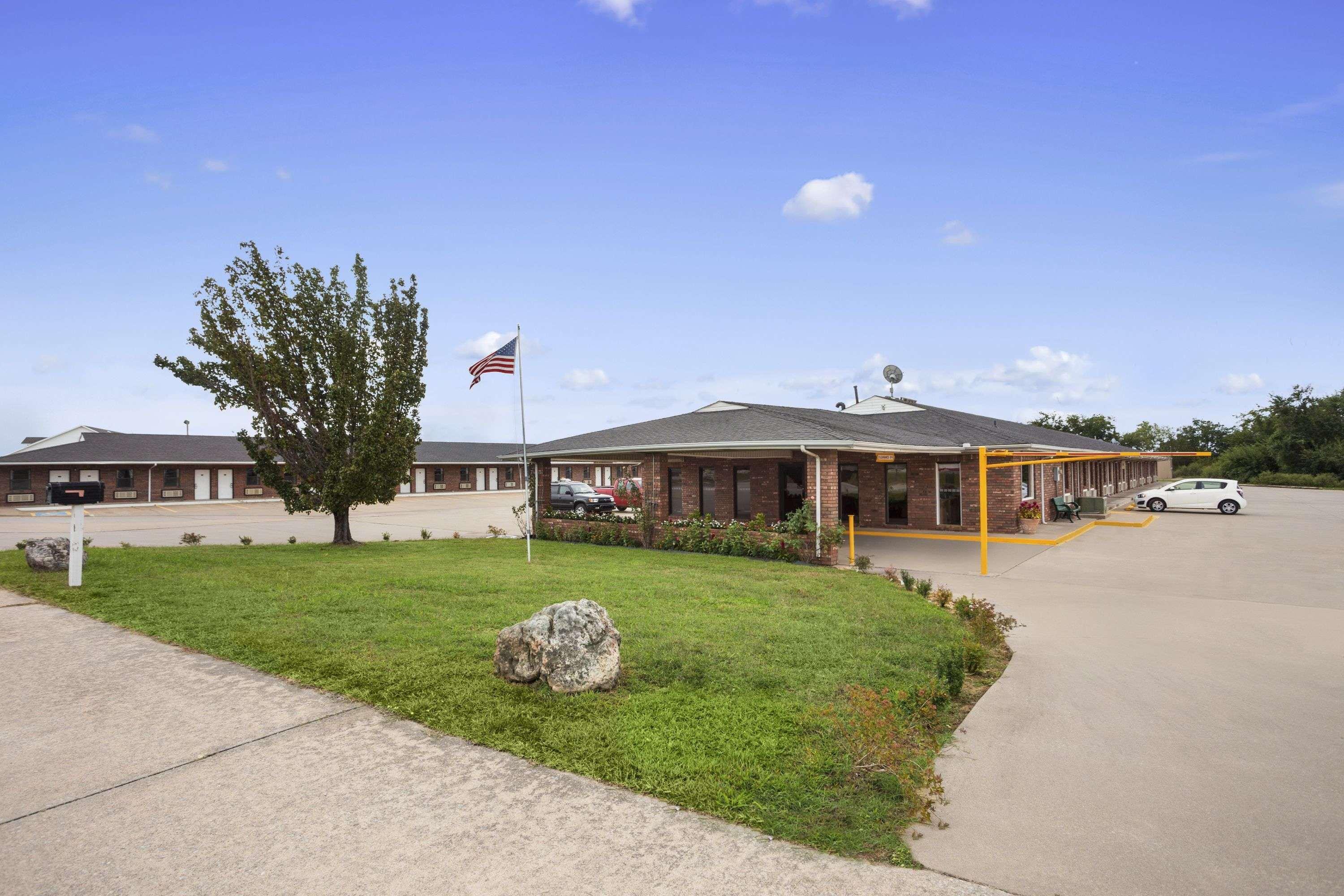 Motel Super 8 By Wyndham Henryetta Exterior foto